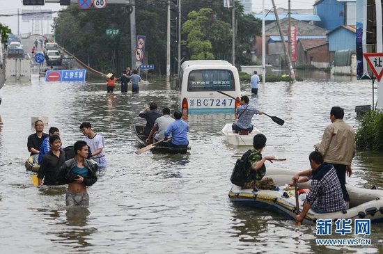 臺(tái)風(fēng)“菲特”造成浙江余姚市城區(qū)大面積被淹，城市交通基本癱瘓，部分區(qū)域停電停水。