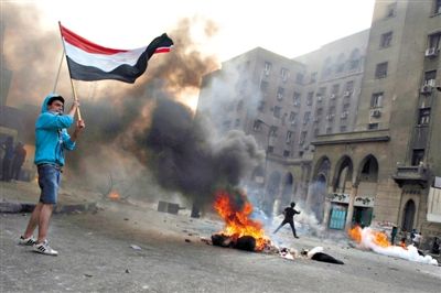 6日，穆爾西和穆兄會的支持者在開羅街頭示威，與警方發(fā)生沖突。消失了三個多月的前總統(tǒng)穆爾西將于下月受審。