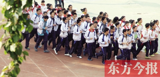 為提高學(xué)生體質(zhì)，教育部門要求將跑早操形成制度
