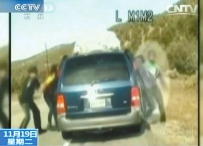 雷爾與警察爭(zhēng)執(zhí)，費(fèi)雷爾兒子下車試圖保護(hù)媽媽。