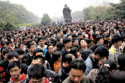 去年3月16日，武漢華中科技大學(xué)，“北約”、“華約”、“卓越”聯(lián)盟自主招生選拔考試湖北考點，考生等待進場。 圖/CFP