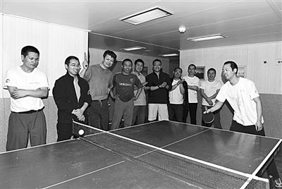 5日，“雪龍”號上的科考隊(duì)員在進(jìn)行乒乓球比賽。新華社發(fā)