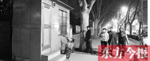 1月13日晚9點30分，鄭州市綠城廣場內(nèi)的公廁依然開放