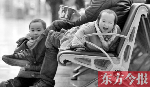 鄭州東站候車長椅上，哈哈，馬上回家過年有禮物收了