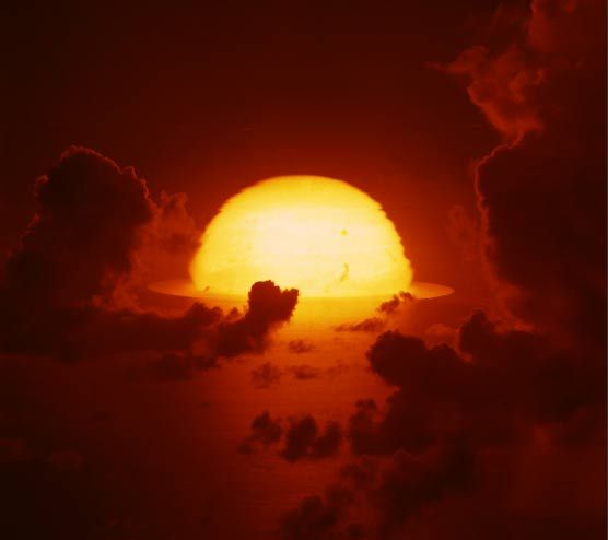 1961年，南太平洋上空，氫彈爆炸后的大火球開始擴散。