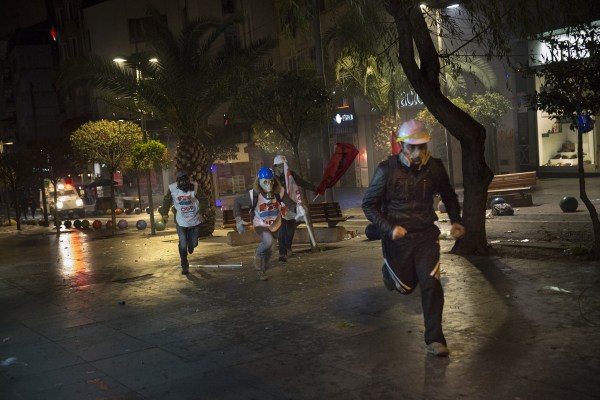 當(dāng)?shù)貢r(shí)間2014年2月25日，土耳其伊斯坦布爾，總理涉腐錄音引發(fā)全國抗議，要求本屆政府下臺(tái)。