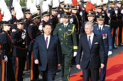 30日，習(xí)近平在會見比利時國王菲利普前，出席菲利普國王在王宮廣場舉行的隆重歡迎儀式。新華社發(fā)