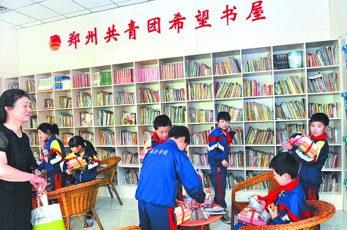 5月3日，來自貧困家庭的孩子在“雷鋒超市”拿到了心愛的圖書。