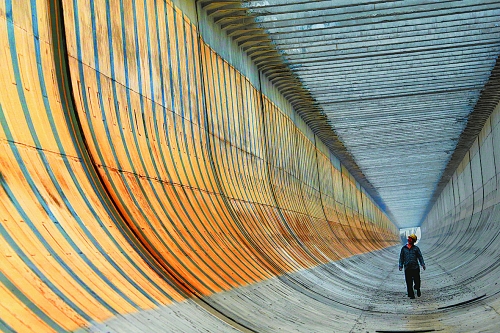 　　一榀榀梁式槽相連，丹江水將從這里穿過。