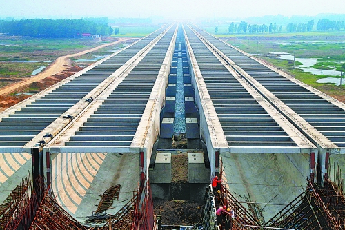 梁式渡槽橫跨沙河。