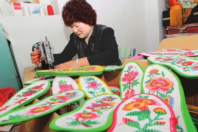 　5月8日，村民周菊芳正在趕制“擁軍鞋墊”。今年42歲的周菊芳是禹州市方山鎮(zhèn)程莊村一位村民，她有一項(xiàng)