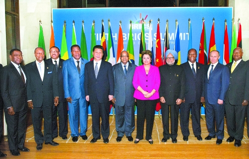 　3月27日，國家主席習近平在南非德班出席金磚國家領導人與非洲國家領導人對話會。這是與會領導人集體合