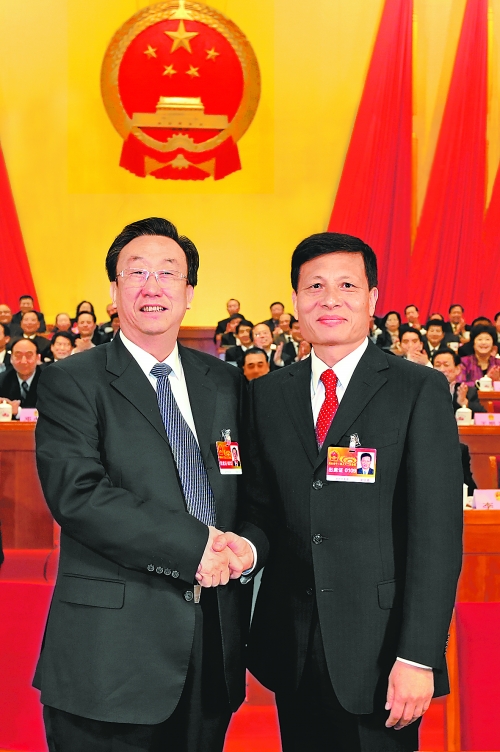 4月2日上午，新當(dāng)選的省人大常委會(huì)主任郭庚茂與新當(dāng)選的省人民政府省長(zhǎng)謝伏瞻親切握手。郭宇 董亮 攝