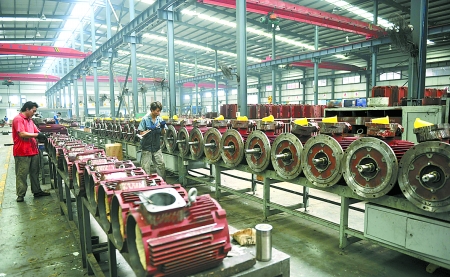 8月9日，南陽微特防爆電機有限公司員工生產(chǎn)出口訂單產(chǎn)品。