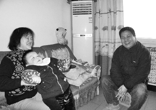 恩人找到了、飯碗保住了，張新明（右）與原竹青都開(kāi)心地笑了。