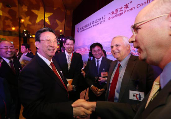 3月24日晚，省委書記、省長郭庚茂在參加中國發(fā)展高層論壇“中原之夜”活動時與外商親切握手交談。