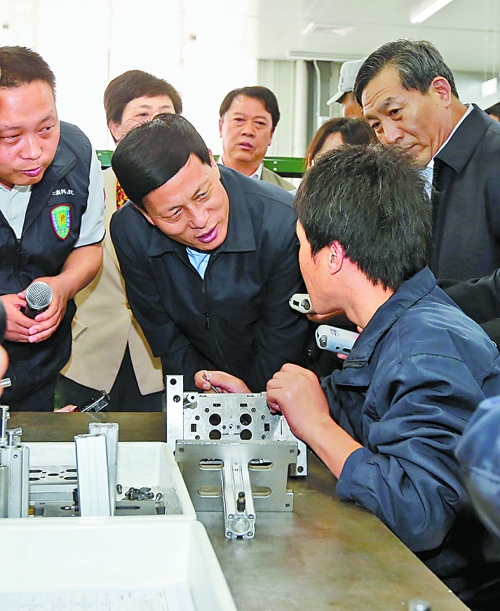 4月24日，省委副書記、省長(zhǎng)謝伏瞻在濟(jì)源虎嶺產(chǎn)業(yè)集聚區(qū)考察。