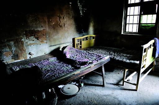 姐妹倆的臥室長期不通風(fēng)，又潮又悶