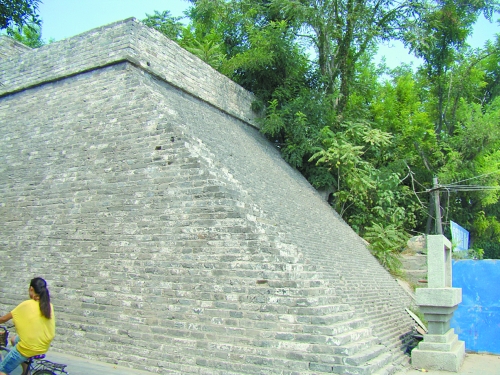 開(kāi)封城墻修復(fù)過(guò)程中護(hù)坡植被清除