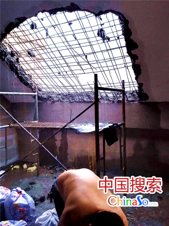 樓頂被鑿開大洞，鋼筋裸露