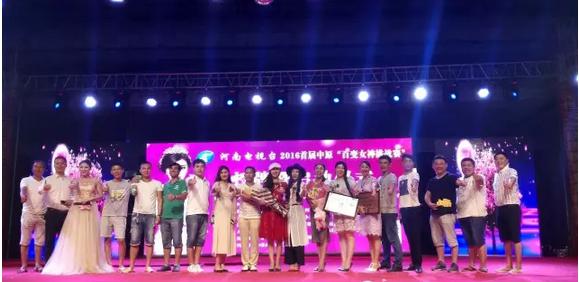 大賽總導(dǎo)演王軍嶺先生親臨現(xiàn)場(chǎng)，為報(bào)名點(diǎn)指導(dǎo)工作