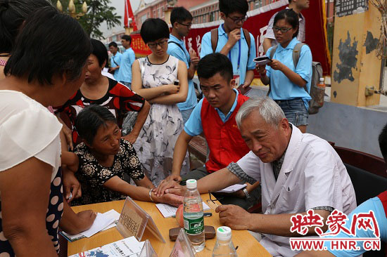 新鄉(xiāng)醫(yī)學院師生到唐莊義診 學習吳金印為群眾辦好事