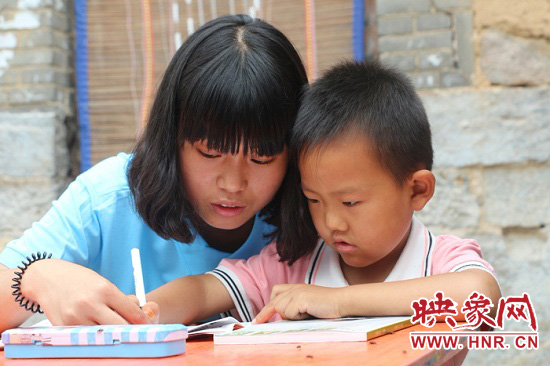 新醫(yī)學(xué)子三進太行山關(guān)愛留守兒童