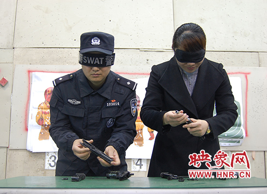 巾幗不讓須眉！鄭州女警蒙眼拆裝手槍不到一分鐘