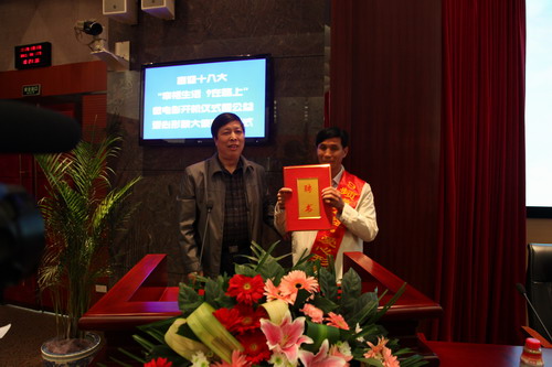 河南平頂山魯山縣電視臺的記者張朝岑，接過了河南電視臺9頻道總監(jiān)張克宣遞上的聘書。