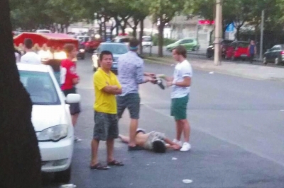 外籍男子當(dāng)街肩扛、腳踏醉漢