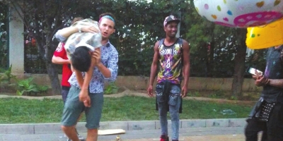 外籍男子當(dāng)街肩扛、腳踏醉漢