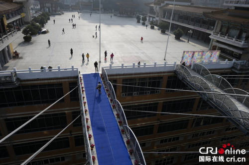 重慶現(xiàn)“最?！笨罩羞B廊 離地68.5米