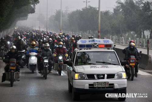 廣東封開(kāi)交警護(hù)航