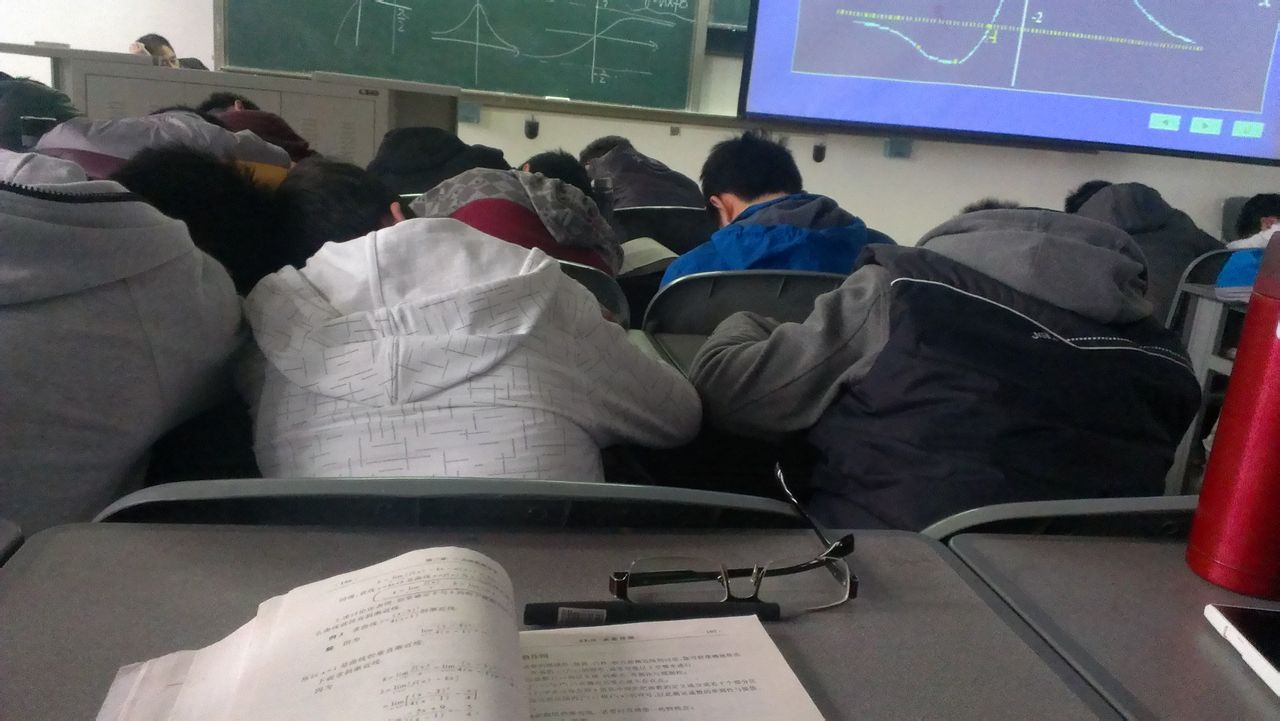 大學(xué)校園現(xiàn)