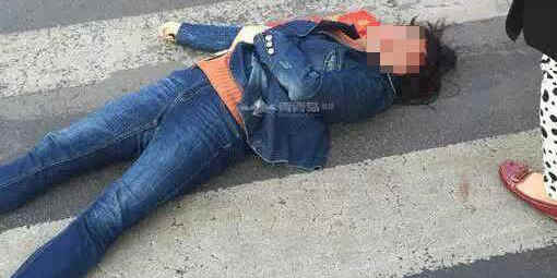 女子過路闖紅燈遭協(xié)管員鐵錘爆頭