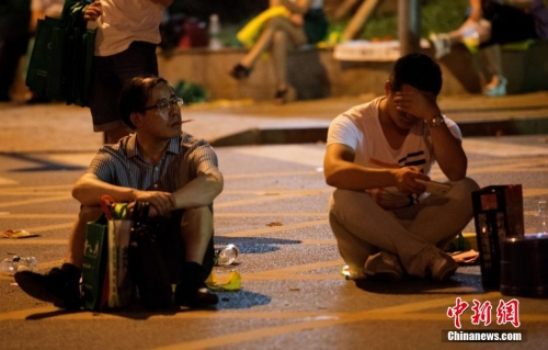 長沙家長為孩子讀高中通宵排隊