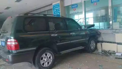 河南一越野車開進(jìn)國(guó)稅局大廳