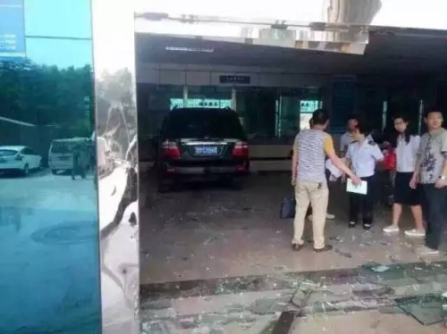 河南一越野車開進(jìn)國(guó)稅局大廳