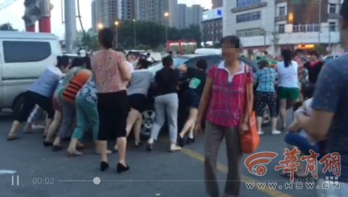 為跳廣場(chǎng)舞大媽推走三輛汽車(chē)騰地方