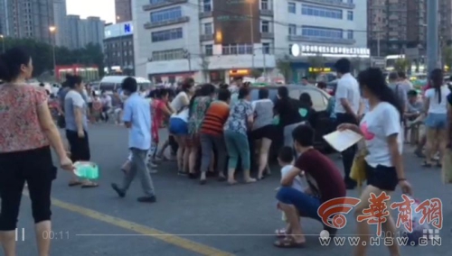 為跳廣場(chǎng)舞大媽推走三輛汽車(chē)騰地方