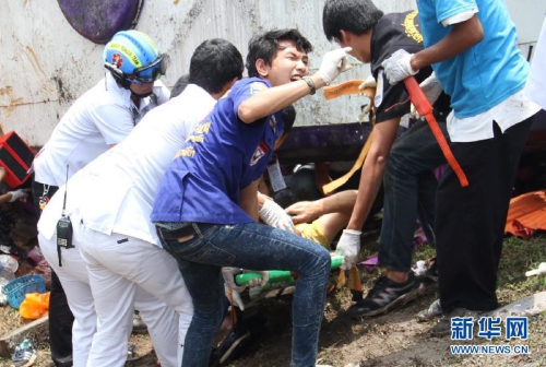 普吉大巴翻車致17名中國(guó)游客受傷