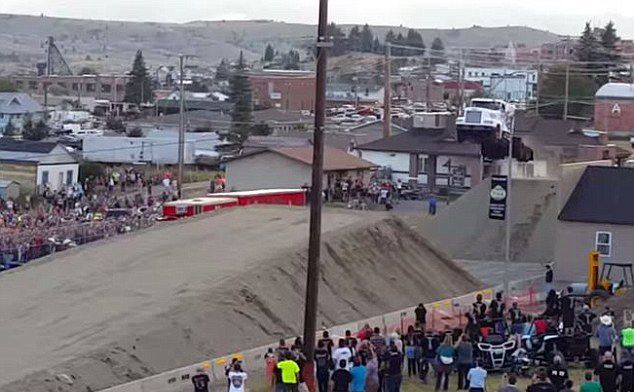 男子駕卡車飛越51米鴻溝刷新世界紀(jì)錄