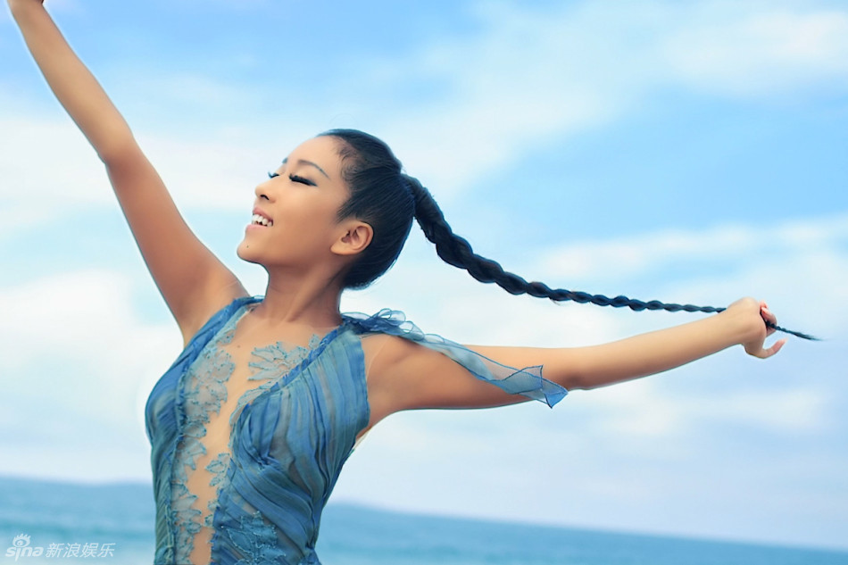 吉克雋逸沙灘深V寫(xiě)真