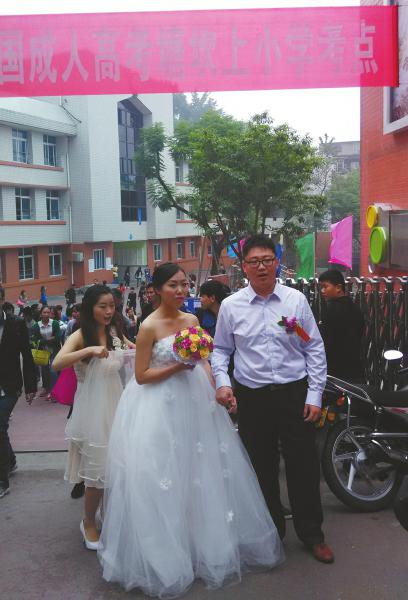 新郎向剛考完試的新娘送上鮮花。