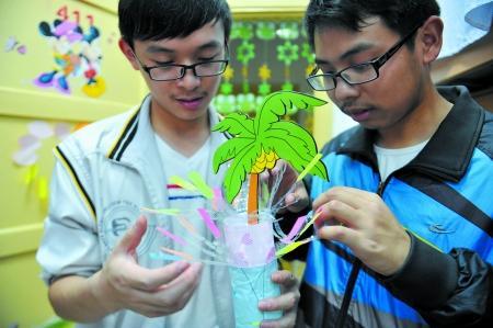 男生正把廢舊物做成裝飾品，裝扮女生寢室