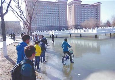 南方的孩子不理解北方的寒冷，這冰厚得，嚇尿了！ @顏遠(yuǎn)鋒