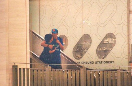 林憶蓮與小男友逛街吃飯，當(dāng)街摟抱親熱熱情如火。