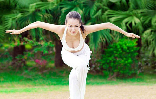 　圖為瑜伽教母性感寫真。