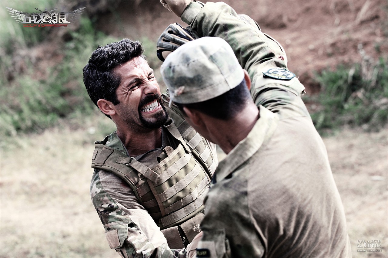 《戰(zhàn)狼》曝純爺們終極海報