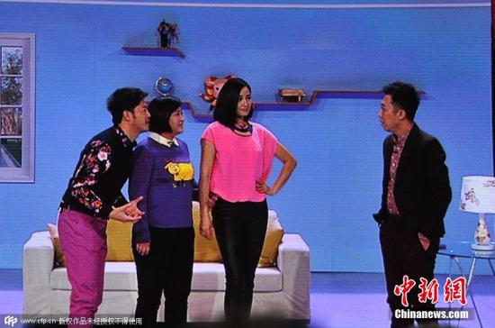 2015年2月18日晚8時(shí)，2015央視羊年春晚準(zhǔn)時(shí)開播，各路明星大腕齊聚一臺向觀眾展示了一場奢華的